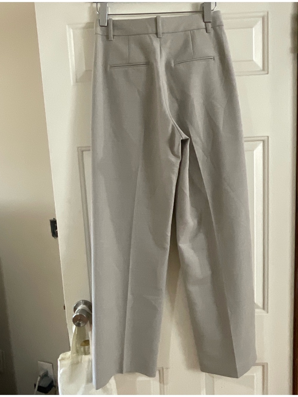 Aritzia
$148
The Effortless Pant™ - Crepette™ - Picture 6 of 13